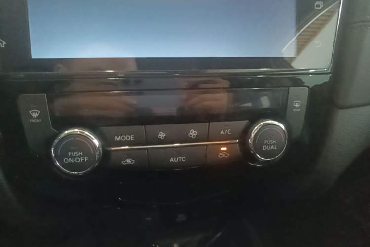 Used Nissan X-Trail 2019 2.5L CVT Smart Connect Luxury Edition 4WD Audio And AC Panel