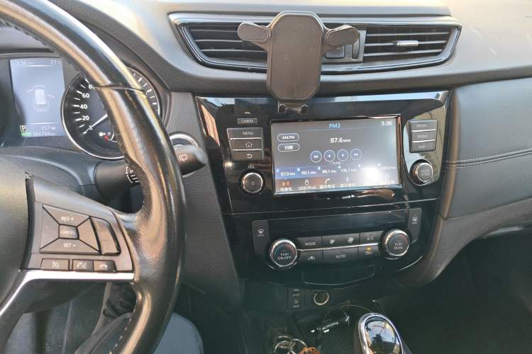 Used Nissan X-Trail 2019 2.0L CVT Comfort Edition 2WD Audio And AC Panel