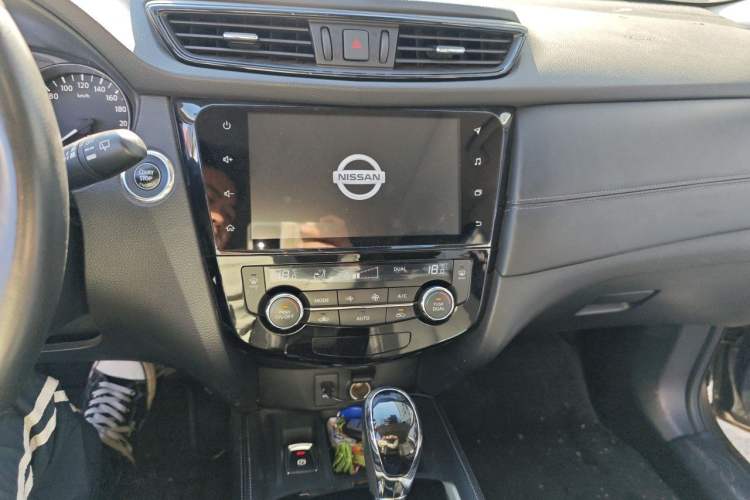 Used Nissan X-Trail 2019 2.0L CVT Smart Connect Comfort Edition 2WD Audio And AC Panel