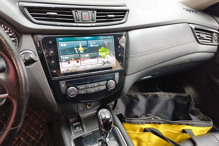 Used Nissan X-Trail 2019 2.0L CVT Smart Connect Comfort Edition 2WD Audio And AC Panel
