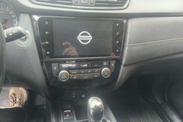 Used Nissan X-Trail 2019 2.0L CVT Smart Connect Comfort Edition 2WD Audio And AC Panel
