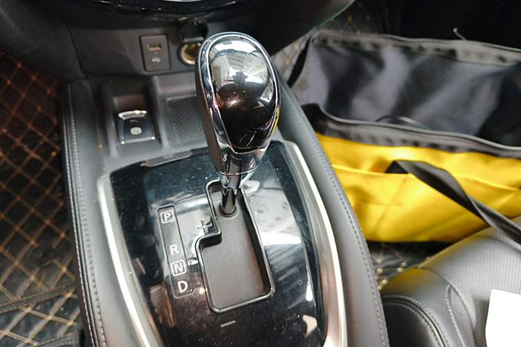 Used Nissan X-Trail 2019 2.0L CVT Smart Connect Comfort Edition 2WD Gear Lever