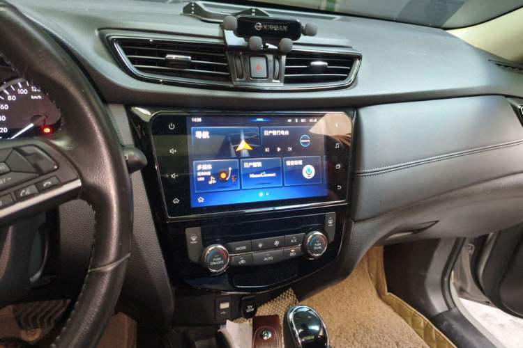 Used Nissan X-Trail 2019 2.0L CVT 7-Seater Comfort Version 2WD Audio And AC Panel