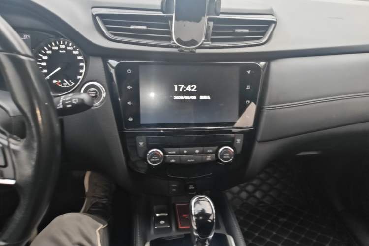 Used Nissan X-Trail 2019 2.0L CVT Smart Connect Comfort Edition 2WD Audio And AC Panel