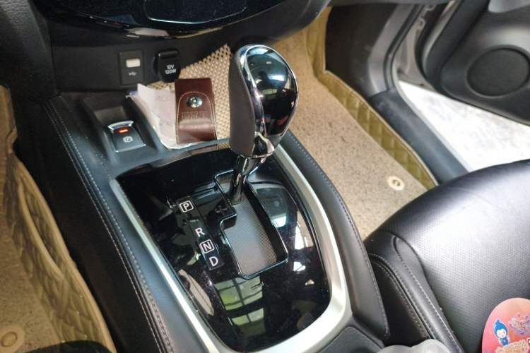 Used Nissan X-Trail 2019 2.0L CVT 7-Seater Comfort Version 2WD Gear Lever