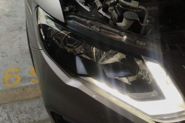 Used Nissan X-Trail 2019 2.0L CVT 7-Seater Comfort Version 2WD Right Front Headlight
