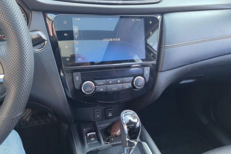 Used Nissan X-Trail 2019 2.0L CVT Smart Connect Comfort Edition 2WD Audio And AC Panel