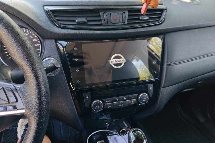 Used Nissan X-Trail 2019 2.0L CVT Smart Connect Comfort Edition 2WD Audio And AC Panel
