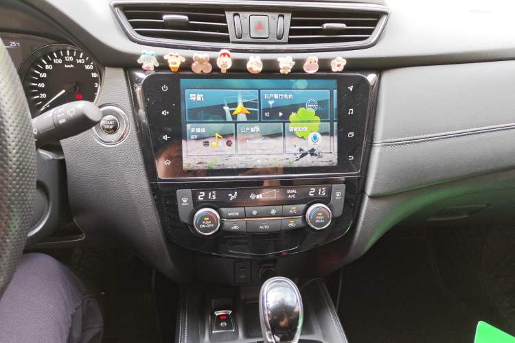 Used Nissan X-Trail 2019 2.0L CVT Smart Connect Comfort Edition 2WD Audio And AC Panel