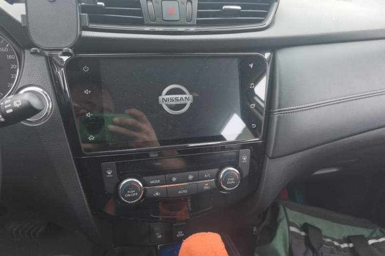 Used Nissan X-Trail 2019 2.0L CVT Smart Connect Comfort Edition 2WD Audio And AC Panel