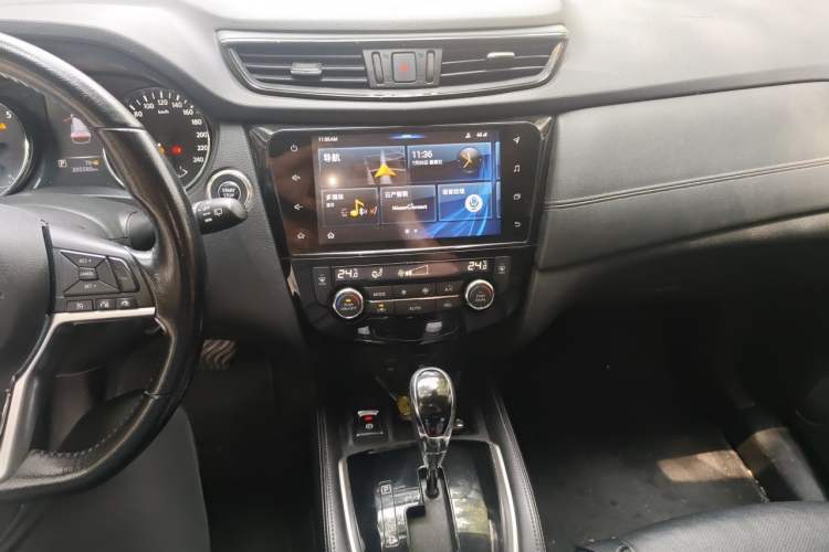 Used Nissan X-Trail 2019 2.0L CVT Smart Connect Comfort Edition 2WD Audio And AC Panel