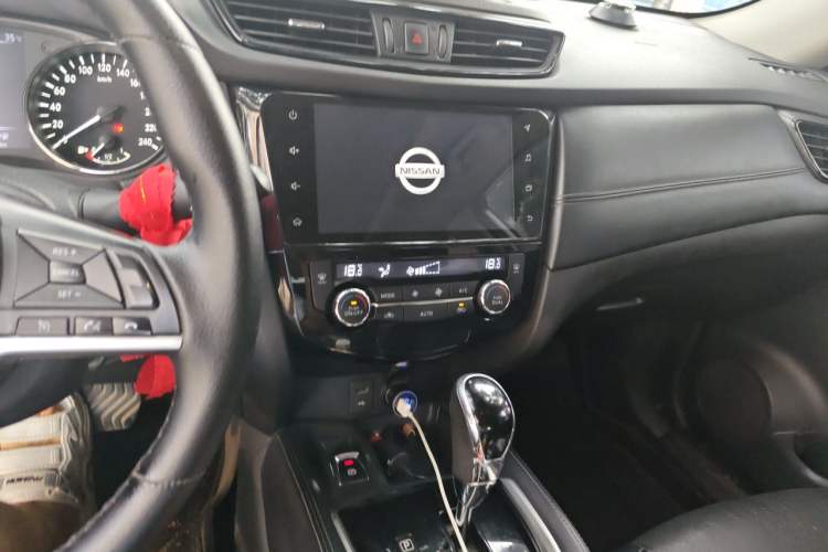 Used Nissan X-Trail 2019 2.0L CVT Smart Connect Comfort Edition 2WD Audio And AC Panel