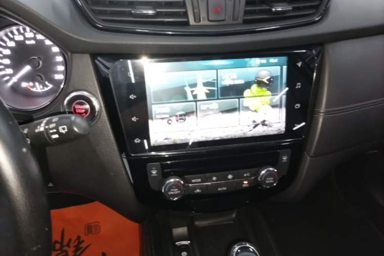 Used Nissan X-Trail 2019 2.0L CVT Smart Connect Comfort Edition 2WD Audio And AC Panel