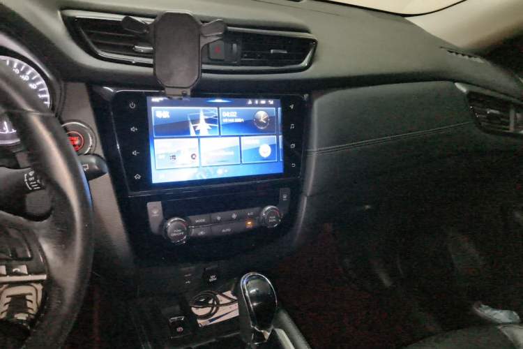 Used Nissan X-Trail 2019 2.0L CVT Smart Connect Comfort Edition 2WD Audio And AC Panel
