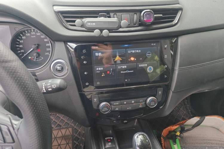 Used Nissan X-Trail 2019 2.0L CVT Smart Connect Comfort Edition 2WD Audio And AC Panel