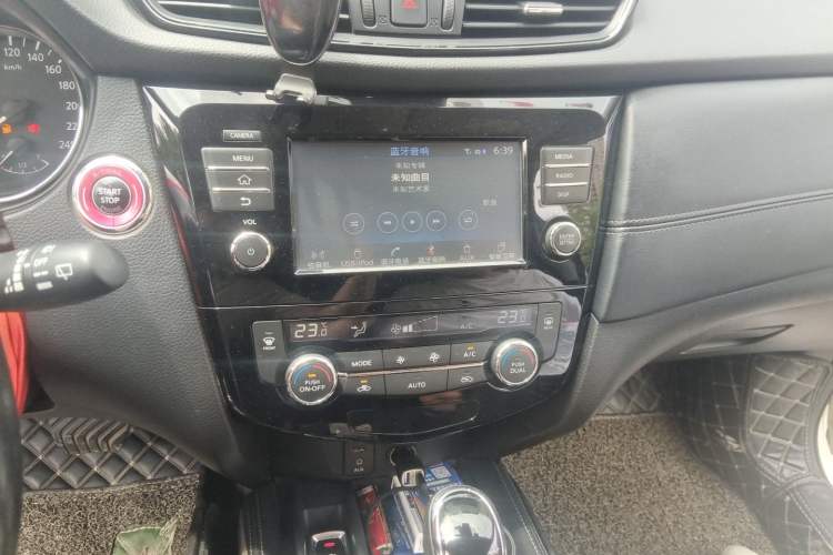 Used Nissan X-Trail 2019 2.0L CVT Comfort Edition 2WD Audio And AC Panel