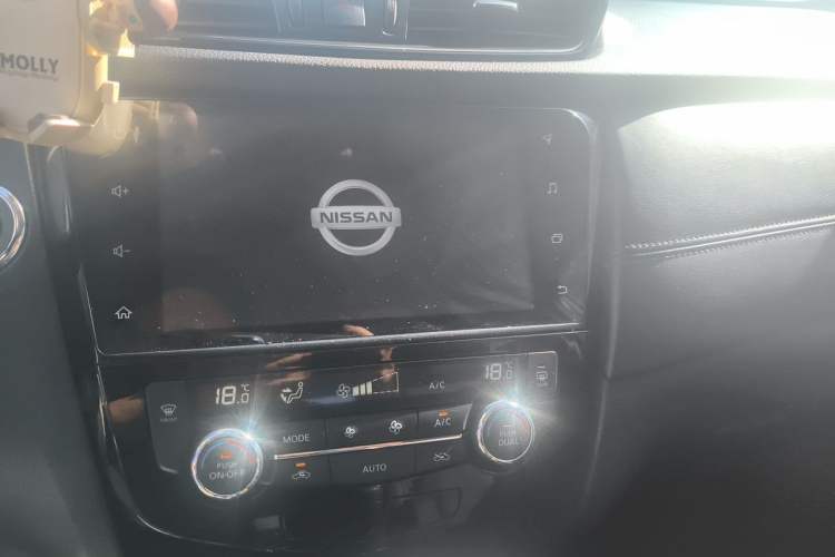 Used Nissan X-Trail 2019 2.0L CVT Smart Connect Comfort Edition 2WD Audio And AC Panel