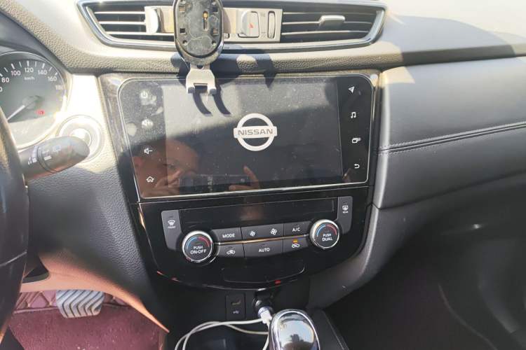 Used Nissan X-Trail 2019 2.0L CVT Smart Connect Comfort Edition 2WD Audio And AC Panel