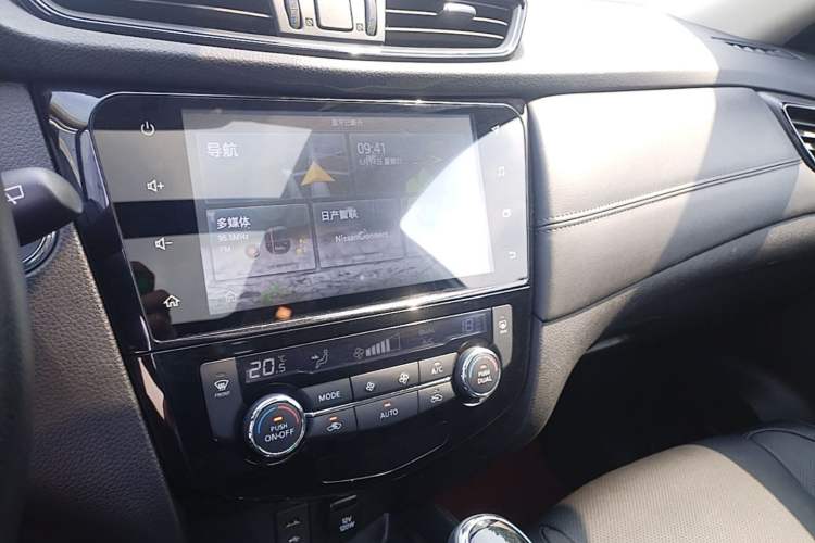 Used Nissan X-Trail 2019 2.5L CVT Smart Connect Luxury Edition 4WD Audio And AC Panel