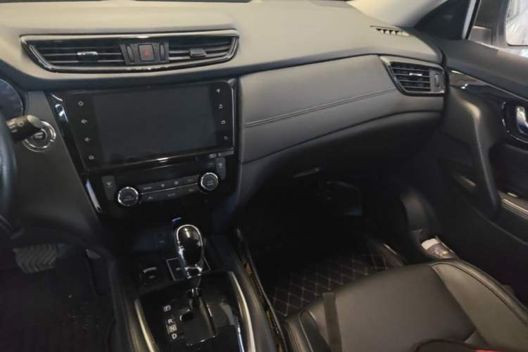 Used Nissan X-Trail 2019 2.0L CVT Smart Connect Comfort Edition 2WD Audio And AC Panel
