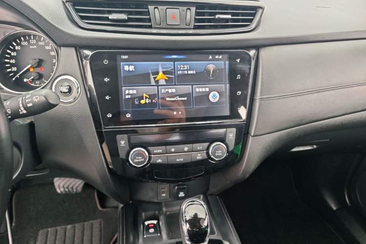 Used Nissan X-Trail 2019 2.0L CVT Smart Connect Comfort Edition 2WD Audio And AC Panel