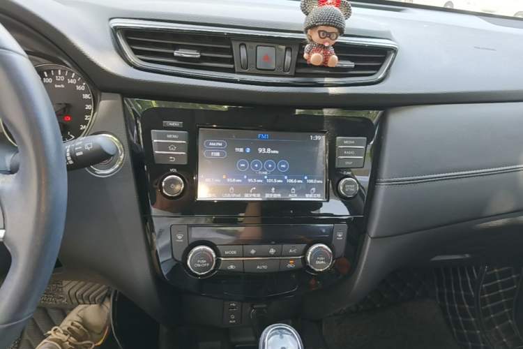 Used Nissan X-Trail 2019 2.0L CVT Comfort Edition 2WD Audio And AC Panel