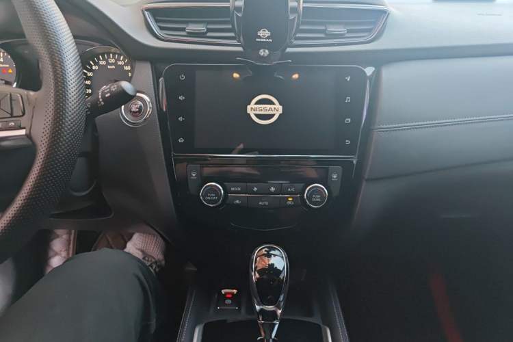 Used Nissan X-Trail 2019 2.0L CVT Smart Connect Comfort Edition 2WD Audio And AC Panel