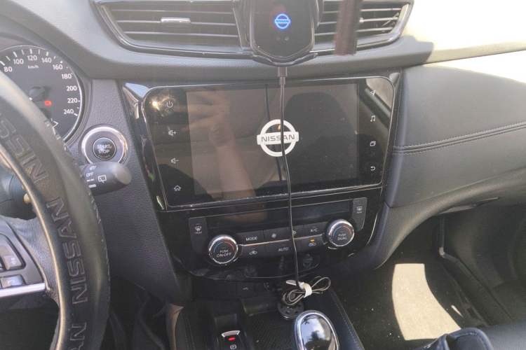 Used Nissan X-Trail 2019 2.5L CVT Smart Connect Luxury Edition 4WD Audio And AC Panel