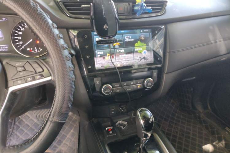 Used Nissan X-Trail 2019 2.0L CVT Smart Connect Comfort Edition 2WD Audio And AC Panel