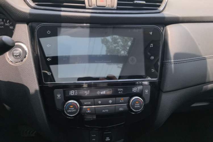 Used Nissan X-Trail 2019 2.5L CVT Smart Connect Luxury Edition 4WD Audio And AC Panel