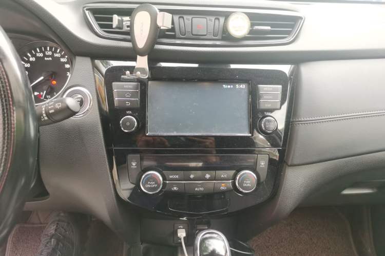 Used Nissan X-Trail 2019 2.0L CVT Comfort Edition 2WD Audio And AC Panel