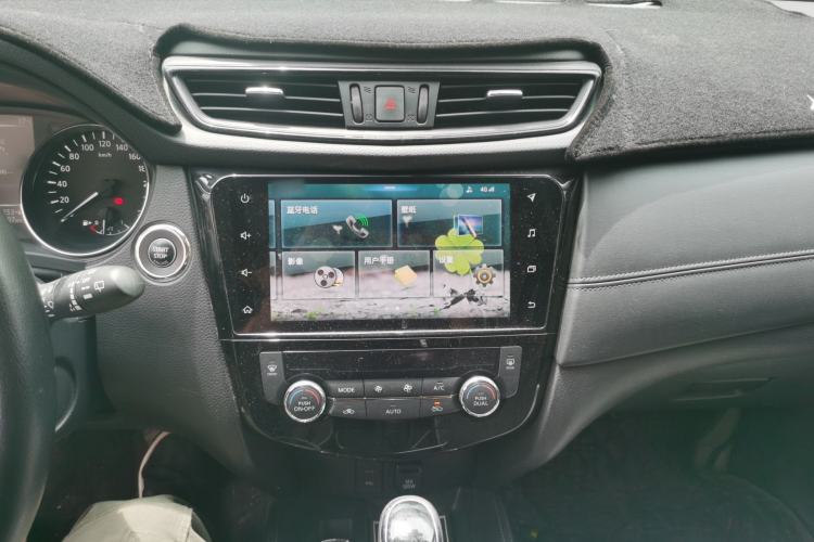 Used Nissan X-Trail 2019 2.0L CVT Smart Connect Comfort Edition 2WD Audio And AC Panel