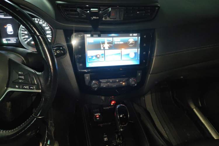 Used Nissan X-Trail 2019 2.0L CVT Smart Connect Comfort Edition 2WD Audio And AC Panel