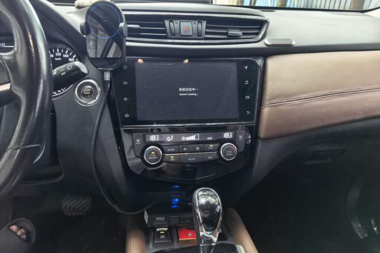 Used Nissan X-Trail 2019 2.0L CVT Smart Connect Comfort Edition 2WD Audio And AC Panel