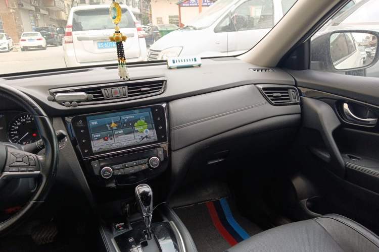 Used Nissan X-Trail 2019 2.0L CVT Smart Connect Comfort Edition 2WD Audio And AC Panel