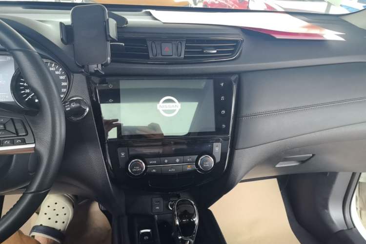 Used Nissan X-Trail 2019 2.0L CVT Smart Connect Comfort Edition 2WD Audio And AC Panel