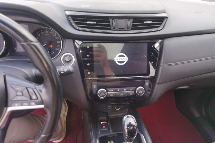 Used Nissan X-Trail 2019 2.5L CVT Smart Connect Luxury Edition 4WD Audio And AC Panel