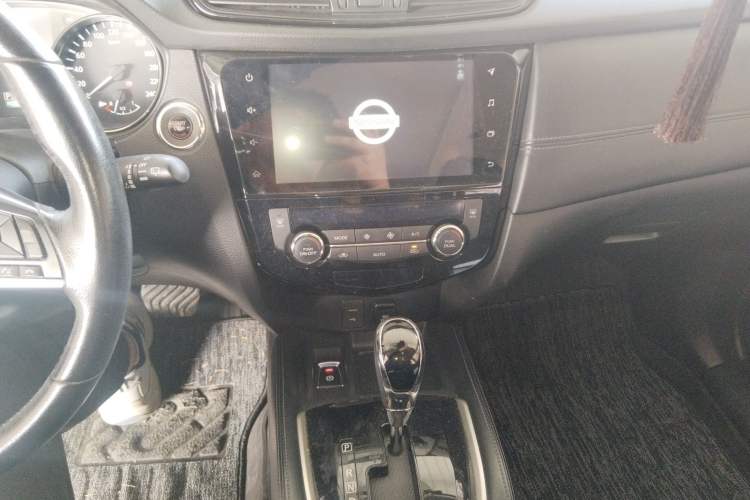 Used Nissan X-Trail 2019 2.0L CVT Smart Connect Comfort Edition 2WD Audio And AC Panel