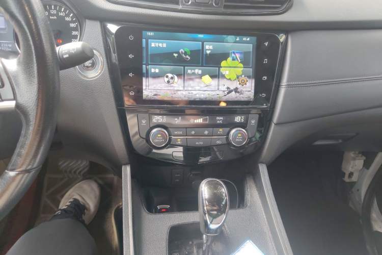 Used Nissan X-Trail 2019 2.0L CVT Smart Connect Comfort Edition 2WD Audio And AC Panel