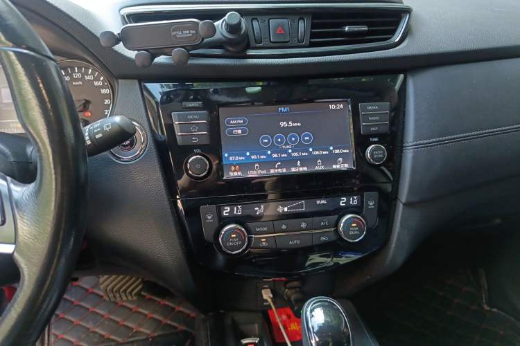 Used Nissan X-Trail 2019 2.0L CVT Comfort Edition 2WD Audio And AC Panel