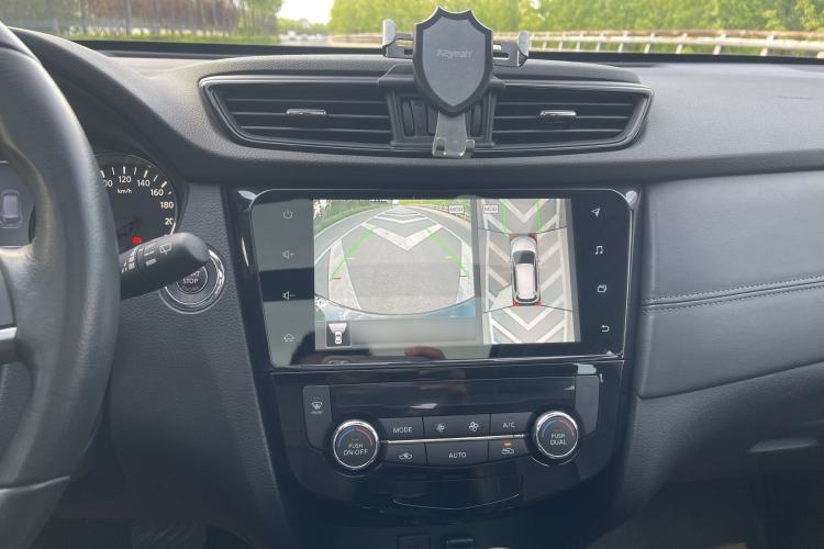 Used Nissan X-Trail 2019 2.0L CVT Smart Connect Comfort Edition 2WD Audio And AC Panel