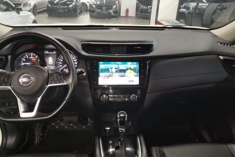 Used Nissan X-Trail 2019 2.0L CVT Smart Connect Comfort Edition 2WD Audio And AC Panel