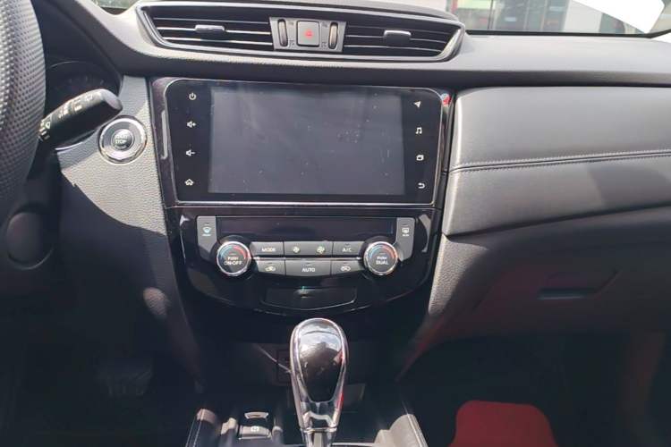 Used Nissan X-Trail 2019 2.0L CVT Smart Connect Comfort Edition 2WD Audio And AC Panel