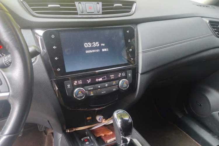 Used Nissan X-Trail 2019 2.5L CVT Smart Connect Luxury Edition 4WD Audio And AC Panel