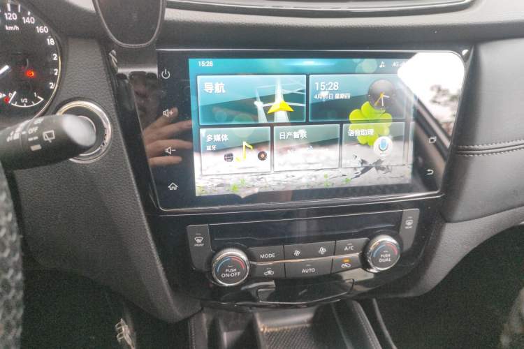 Used Nissan X-Trail 2019 2.0L CVT Smart Connect Comfort Edition 2WD Audio And AC Panel