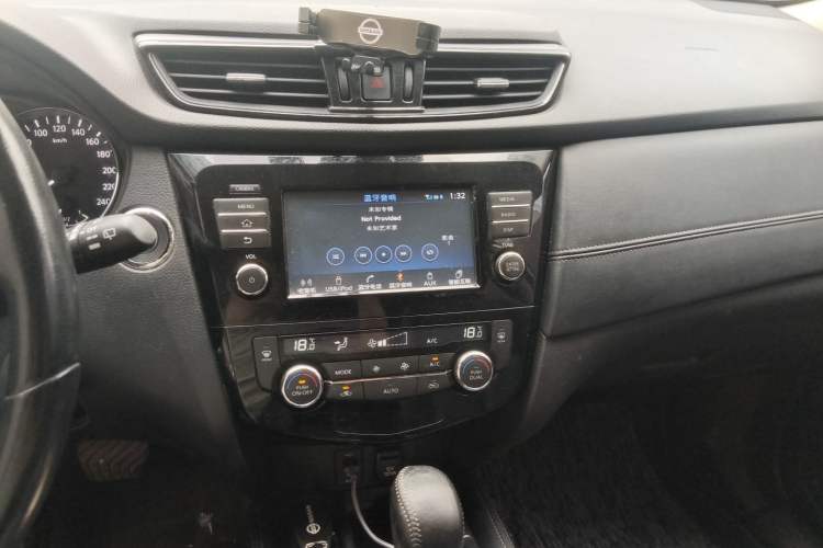 Used Nissan X-Trail 2019 2.0L CVT Comfort Edition 2WD Audio And AC Panel