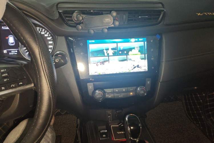 Used Nissan X-Trail 2019 2.0L CVT Smart Connect Comfort Edition 2WD Audio And AC Panel
