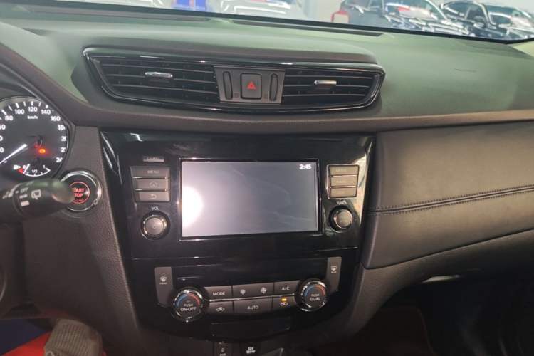 Used Nissan X-Trail 2019 2.0L CVT Comfort Edition 2WD Audio And AC Panel