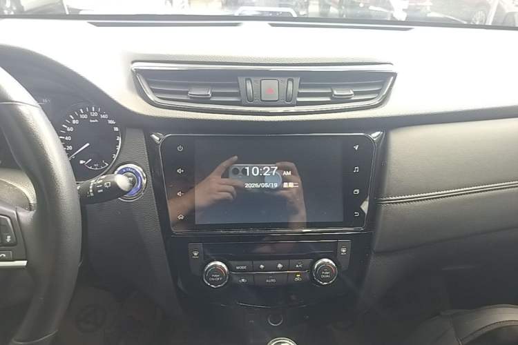 Used Nissan X-Trail 2019 2.5L CVT Smart Connect Luxury Edition 4WD Audio And AC Panel