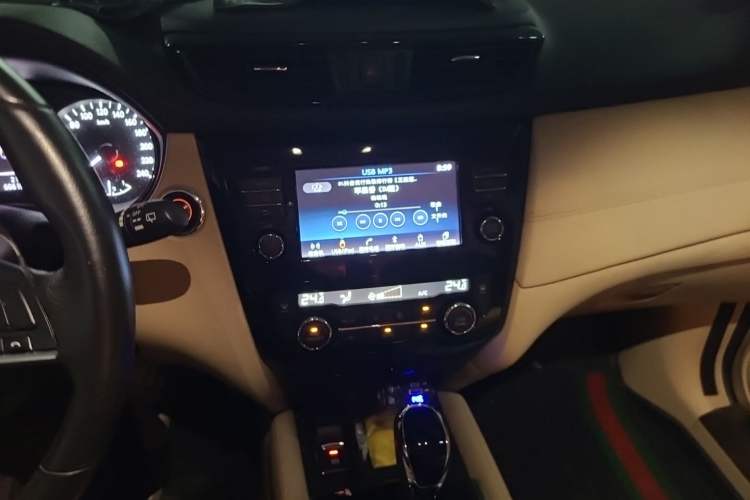 Used Nissan X-Trail 2019 2.0L CVT Comfort Edition 2WD Audio And AC Panel